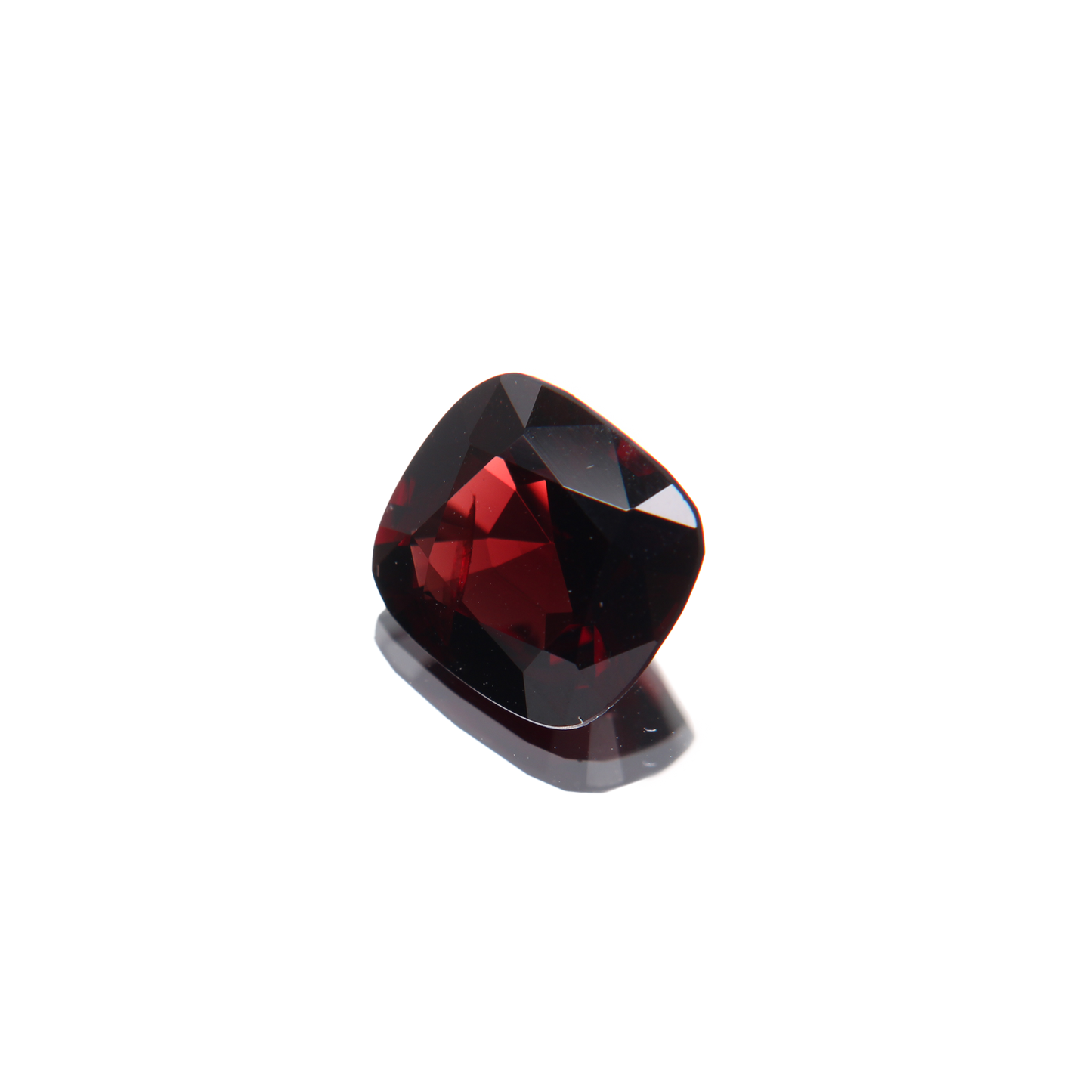 roter Spinell 2.67ct ansicht von rechts