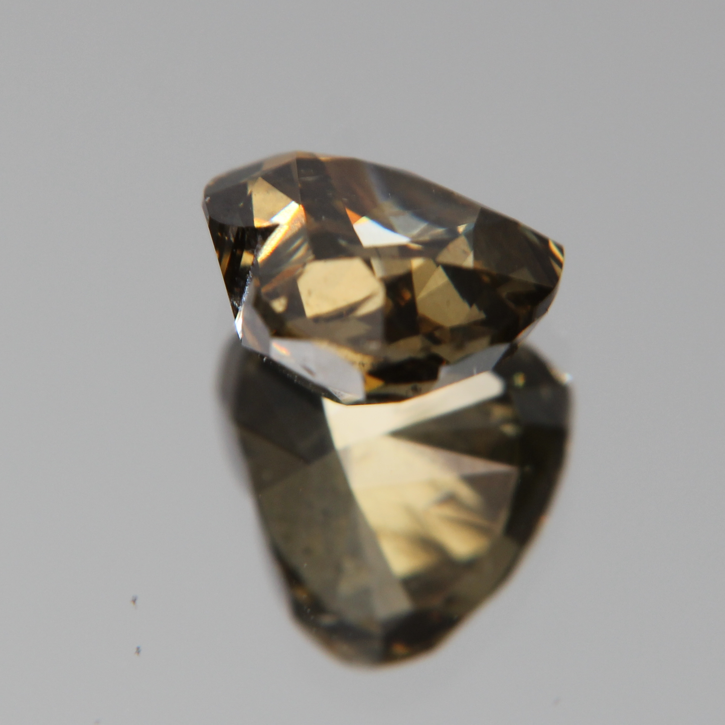 fancy vivid olive Diamant 3.02ct