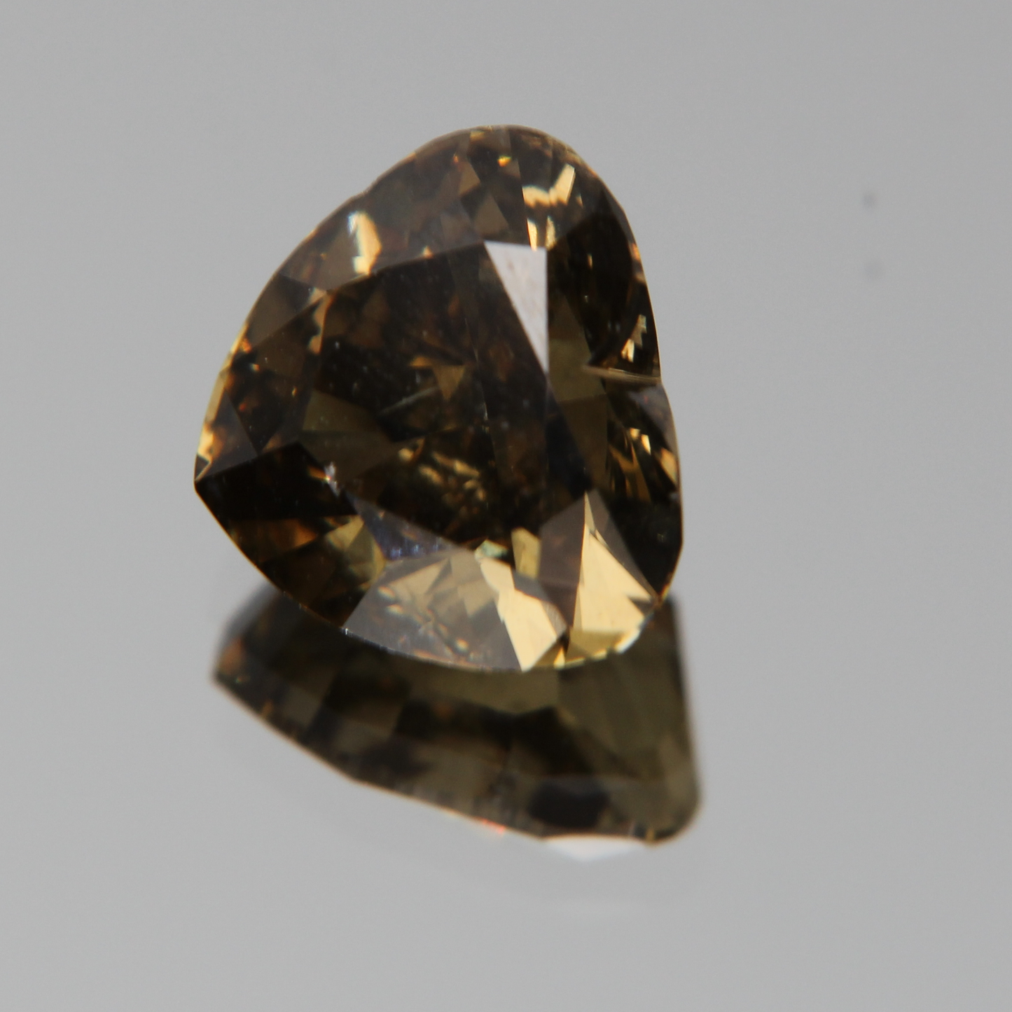 fancy vivid olive Diamant 3.02ct