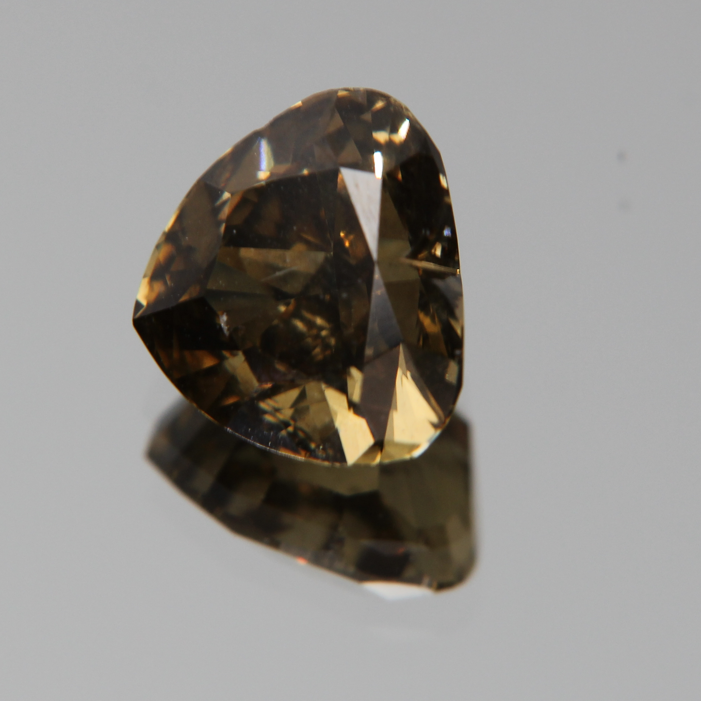 fancy vivid olive Diamant 3.02ct