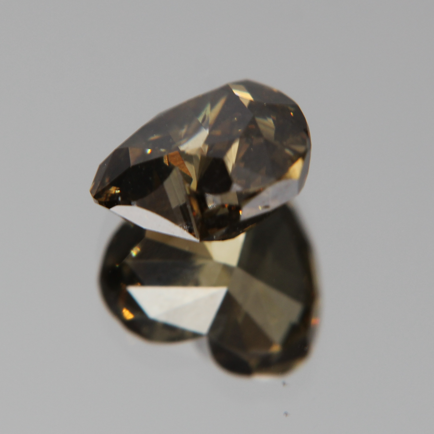 fancy vivid olive Diamant 3.02ct