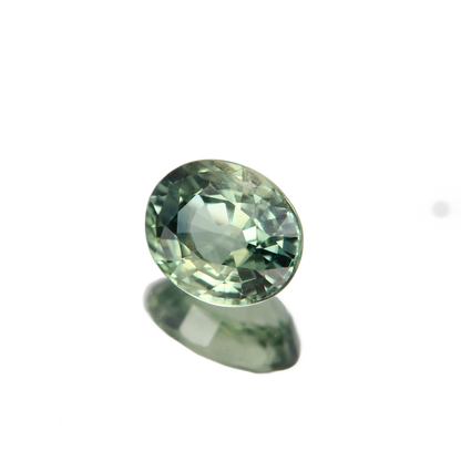 Grüner Saphir 1.34ct ansicht von rechts