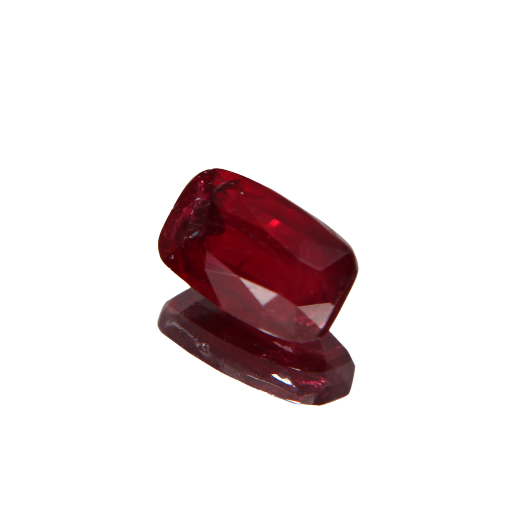 unbehandelter Rubin 1.05ct ansicht von rechts