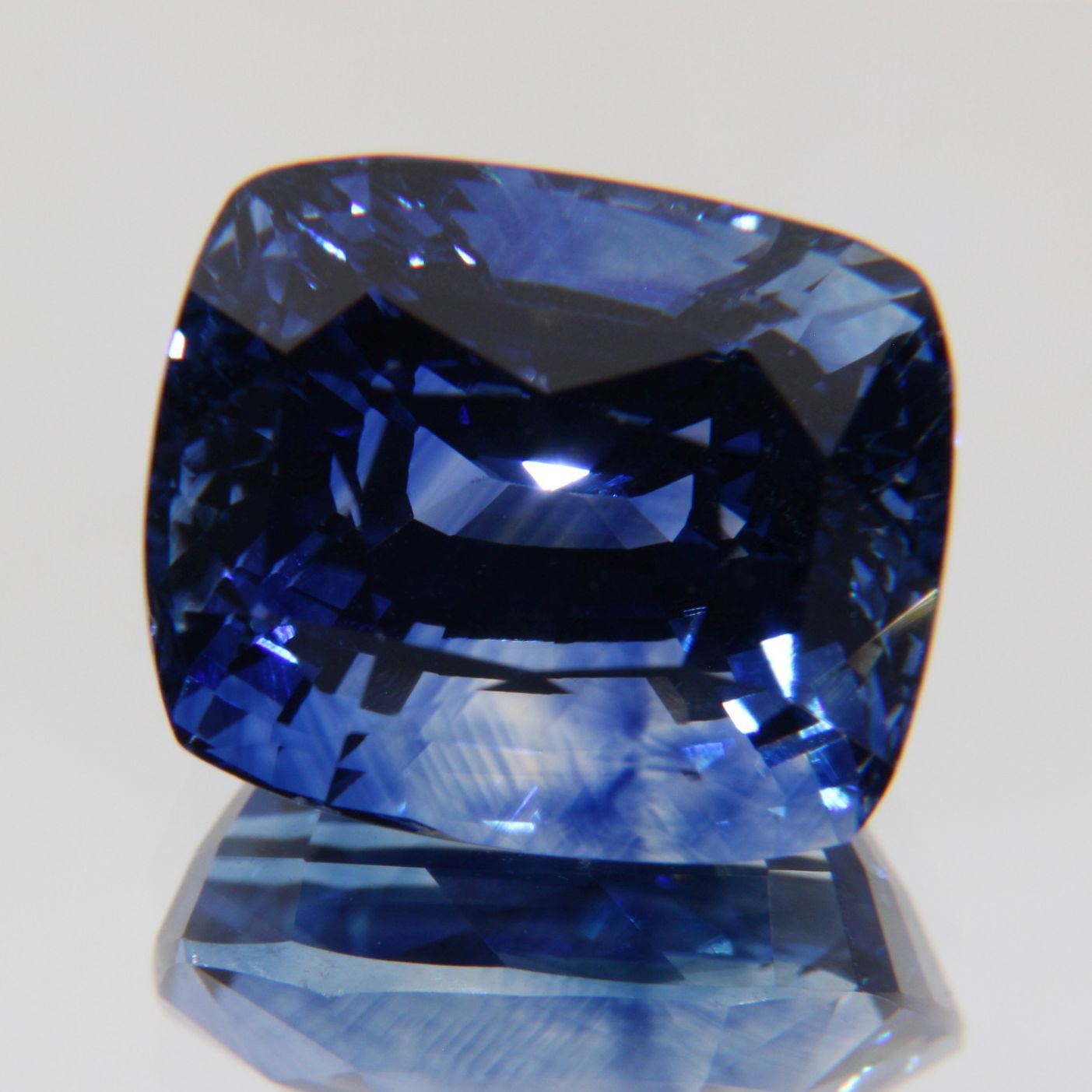 Kornblumenblauer Saphir 8.07 ct