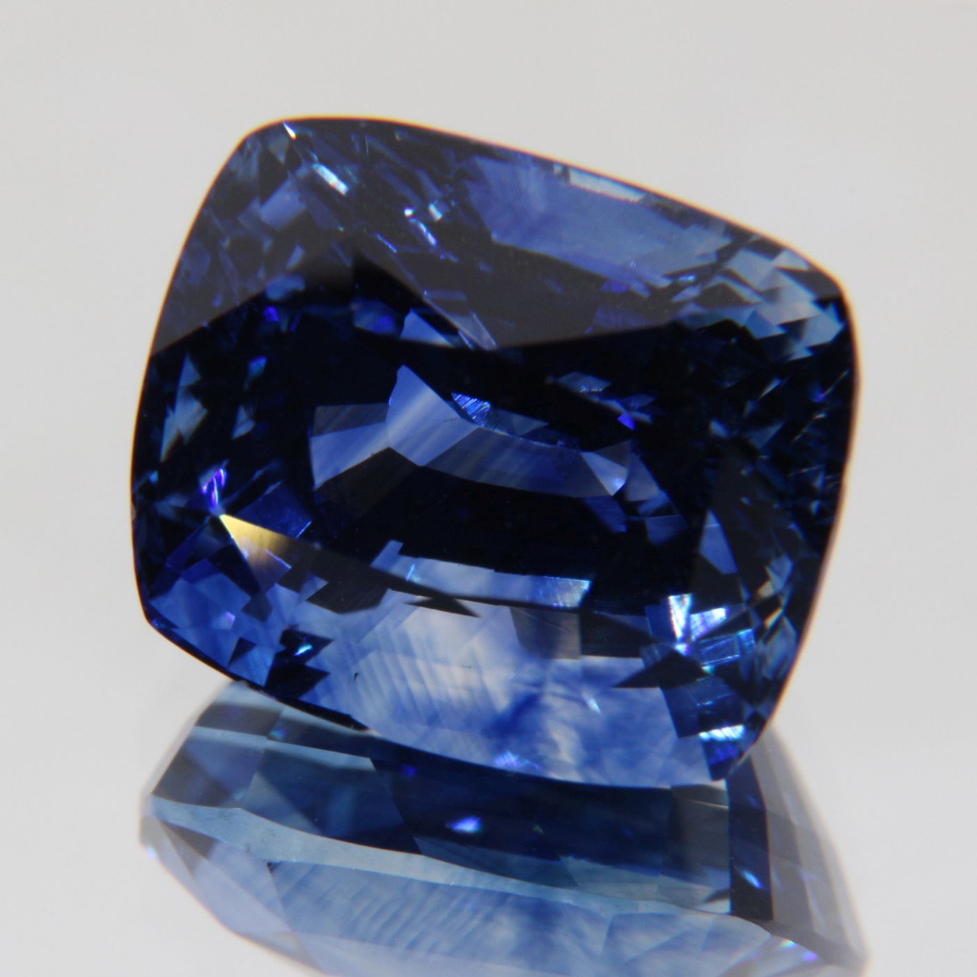 Kornblumenblauer Saphir 8.07 ct