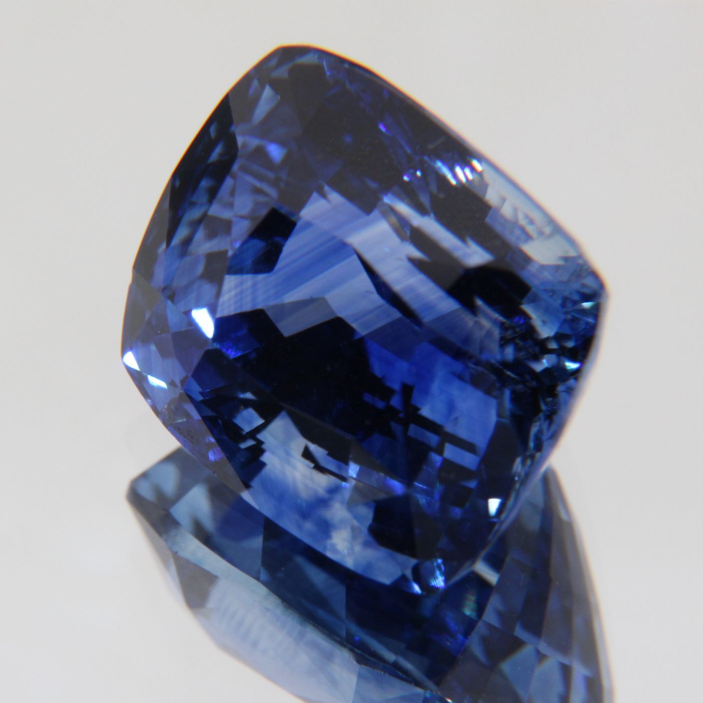 Kornblumenblauer Saphir 8.07 ct