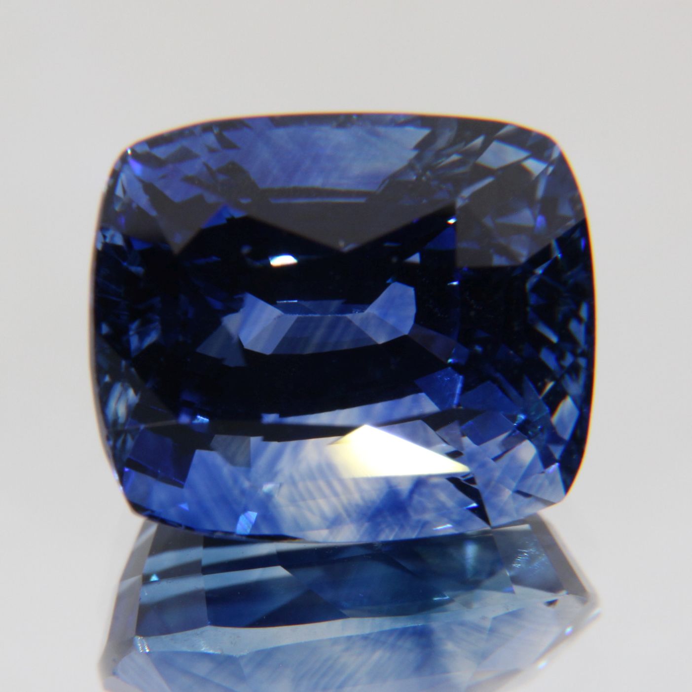 Kornblumenblauer Saphir 8.07 ct